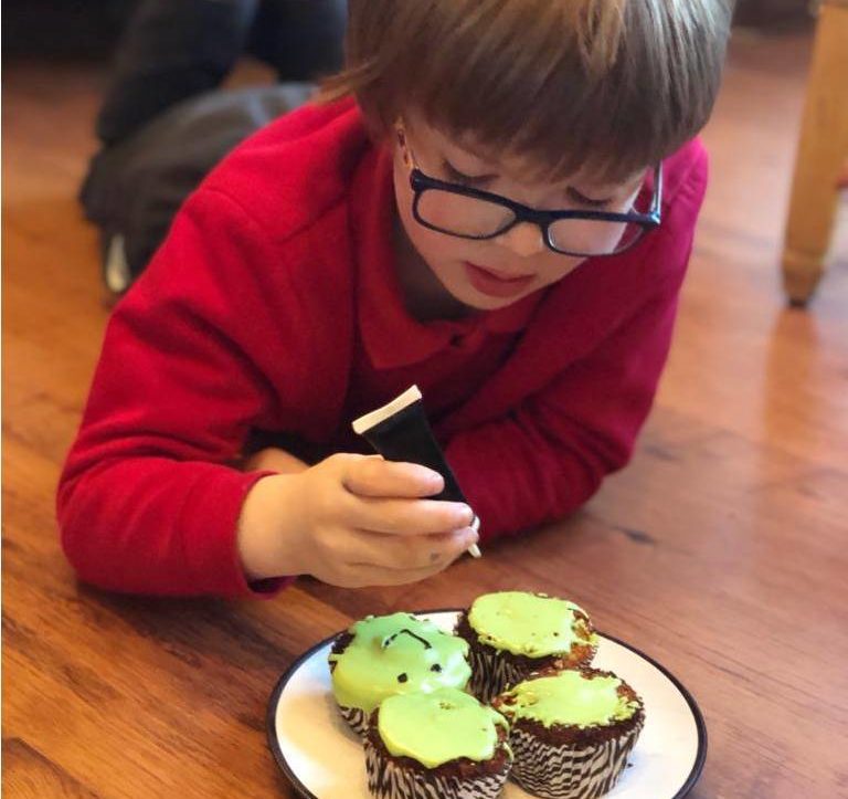 6 year old Oscar decorating cakes