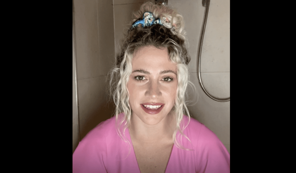Pixie Lott performing her "shower session"